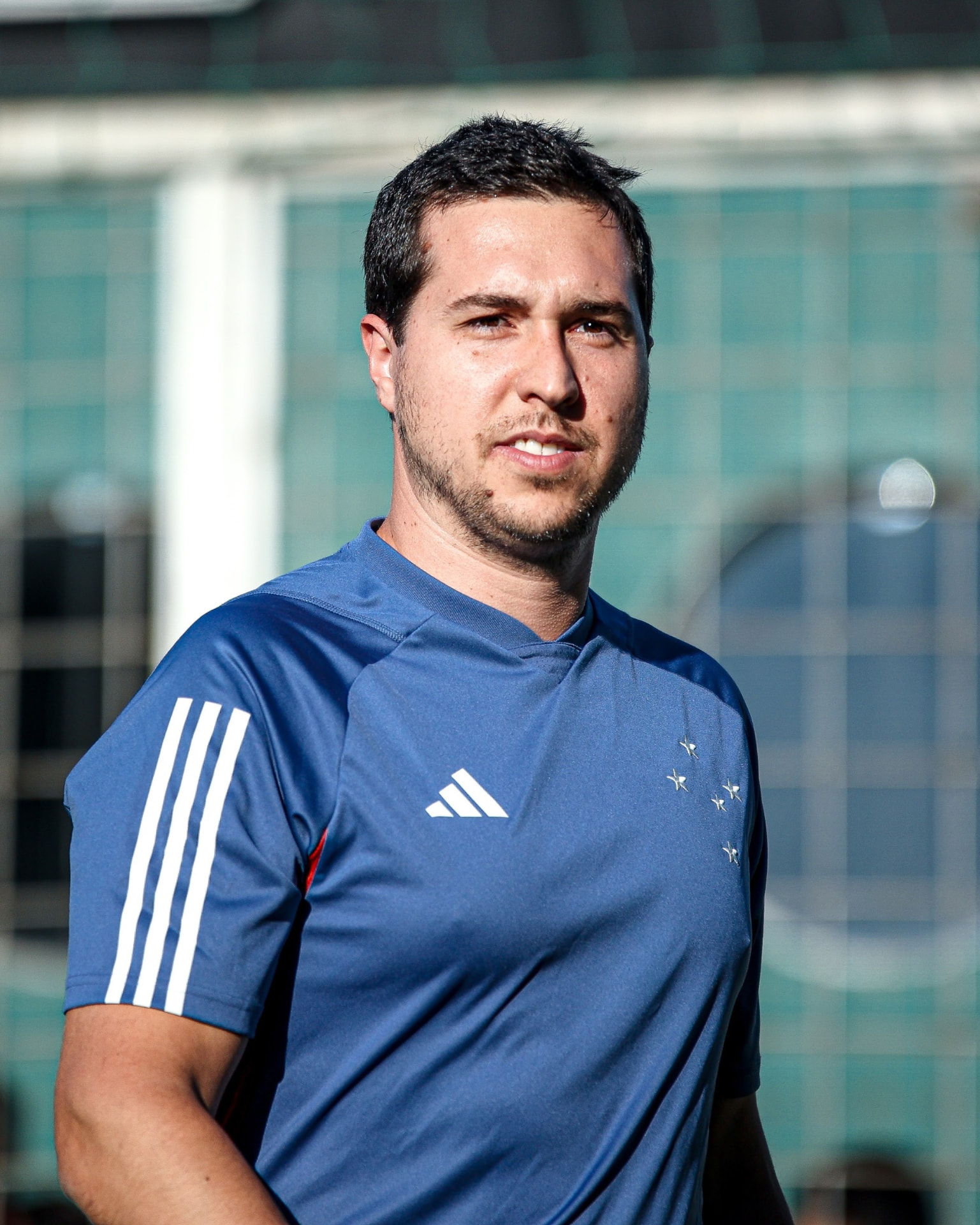 Dr. João Sequeira, médico do Cruzeiro Esporte Clube, em campo com uniforme de treino